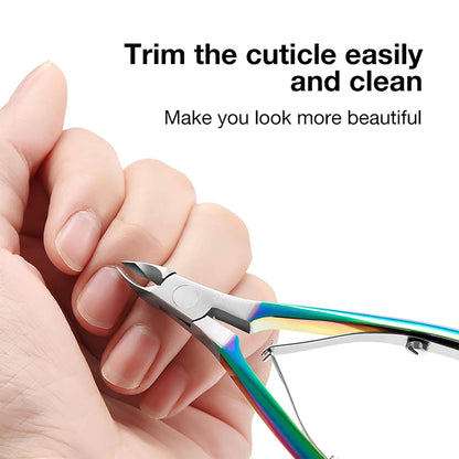 Alicate de cutícula MR.GREEN com cabo colorido e lâmina inclinada 5 mm recortando a cutícula; removedor de pele morta em fundo branco.