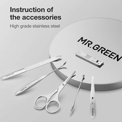 Conjunto de manicure MR.GREEN em aço inoxidável premium — lima, pinça, tesoura e corta-unhas; detalhe dos acessórios sobre base metálica.