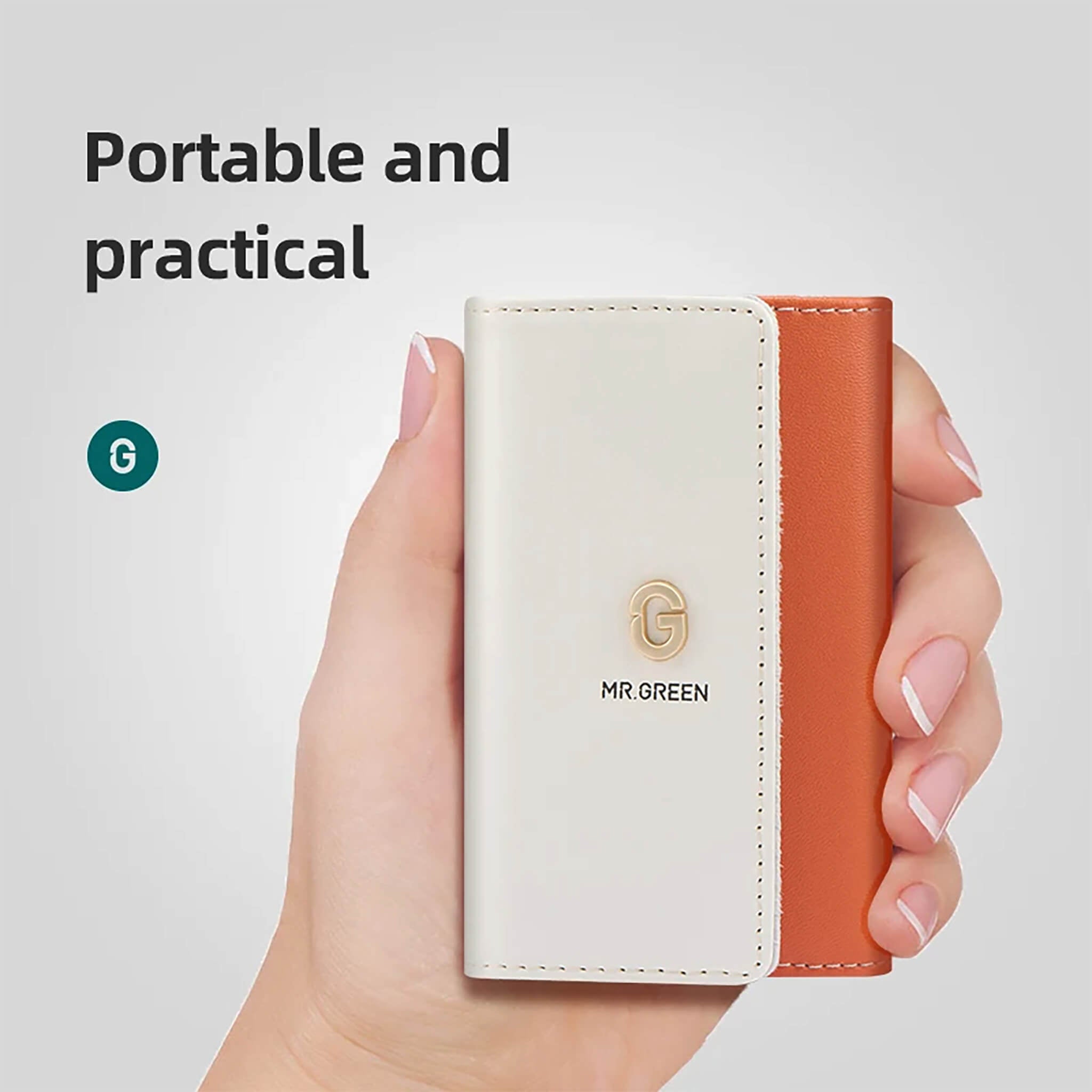 Estuche de manicura MR.GREEN bicolor en la mano, tamaño bolsillo, portátil y práctico para bolso, viaje y cuidado diario.