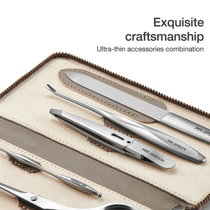 Gros plan du coffret MR.GREEN : outils de manucure ultra-fins en acier inoxydable dans un étui en cuir beige, finition haut de gamme.