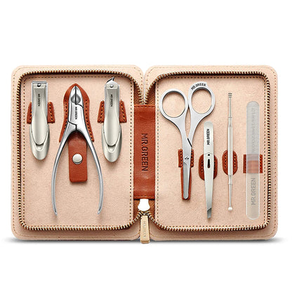MR.GREEN 7-in-1 Maniküre-Set MR-6666 BR im offenen Lederetui mit Edelstahl-Nagelknipsern, Nagelzange, Schere, Pinzette, Nagelhautschieber und Glasfeile.
