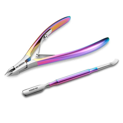 MR.GREEN Nagelhautzangen-Set mit farbigem Titan-PVD-Finish: 5-mm Schrägklinge und Nagelhautschieber, Packshot auf weißem Hintergrund.