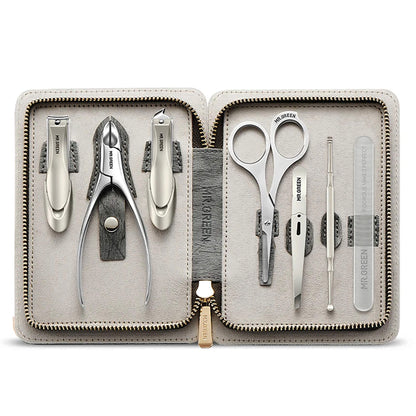 Trousse de manucure MR.GREEN 7 en 1, modèle MR-6666 GR, étui cuir gris ouvert avec coupe-ongles mains/pieds, pince, ciseaux, pousse-cuticules et lime en verre.